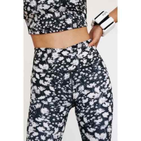 NWT FP Movement Printed Lose Control Wrap Leggings Black & White Floral - Picture 4 of 6